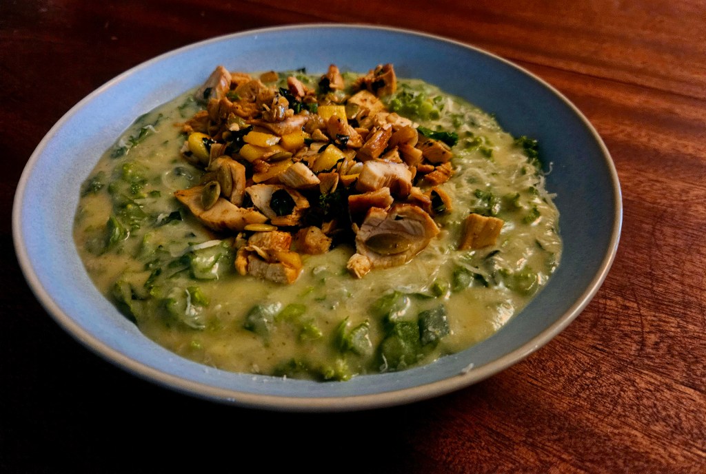 Potet og grønnkål suppe toppet med stekt squash, gresskarkjerner og kylling